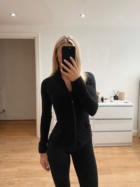 Workout outfit 👟



Lululemon define jacket 
Gymshark seamless leggings
Gym outfit 
Black leggings 
Running jacket 

#LTKMostLoved #LTKfitness #LTKeurope
