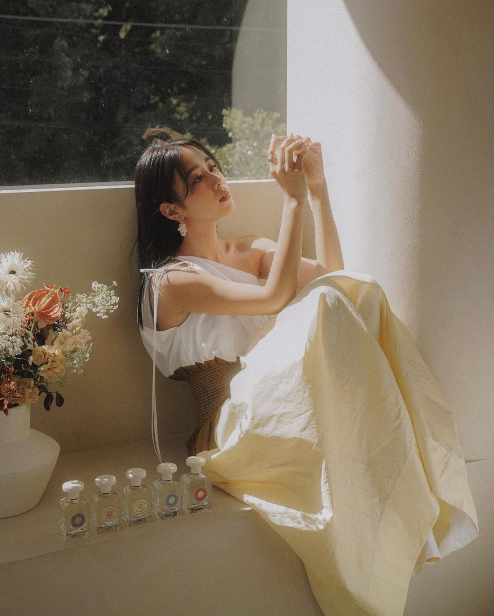 前陣子,分享了在美國 在歐洲的照片
不少女生私訊我說,
好希望哪天也可以去巴黎看看鐵塔
好希望哪天可以去 LA 踩踩海水
是他這一生的夢想
會的!這個夢想會實現的~
有夢想有目標 是一件超棒的事情☺️

但是在追逐夢想的過程中
是需要很大的毅力,才能去實踐
但也因為有這些目標我們才有活力啊!

Tory Burch 全新夢境之粹香氛系列,
靈感源就是品牌創辦人對旅遊的體驗,
延續品牌精神鼓勵每個人活得有個性、
美麗和自信😍

前幾週的 ig story,我大推這系列👏👏
(實在是太好聞了!!!!!!我太喜歡了)

“#晨曦茉莉淡香精”
代表魔幻的夢境
一點甜味 花香味
還帶點中性的豆蔻&鼠尾草
香味是非常的舒服 迷人 又有層次
給人神奇又有活力的形象感

另外一罐“#自由微薰”淡香精
浪漫的薰衣草搭配木質的聖木香
帶點神秘又堅定的味道
給人雀躍生命力又自信女人的形象
出國旅遊就帶他準沒錯👌

這系列採用全透明玻璃材質,
每個角度看都像是完美的工藝品
蓋子上還有特別刻上品牌 LOGO 超別緻
再搭配上五種不同色系
呈現每款香氛的不同精神
讓大家勇敢追夢🥰

就像我高中的時候,
夢想就是成為平面模特兒
所以就是帶著一股傻勁,
瘋狂的跑台北試鏡
花超多時間熟悉這個產業
到現在 10 幾年,
在這過程的酸甜苦辣當然只有自己知道
但是伴隨著我的療癒好物,
少不了香水~
快靠櫃聞聞看自己命定那一瓶夢境之粹香水!

📌全台上市新品組合:單筆購買 90ml 夢境之粹淡香精乙瓶,即贈迷你淡香精 7.5ml 乙瓶

全台販售櫃點
📍台北忠孝 SOGO 2F │ 信義新天地 A11 2F │新竹巨城 3F

📍台中廣三 SOGO 1F │ 台中中友百貨 C 棟 2F │高雄漢神巨蛋 3F

#ToryBurch #夢境之粹香氛系列 #ESSENCEOFDREAMS
#LTKtaiwan #LTKasia

#LTKstyletip #LTKbeauty