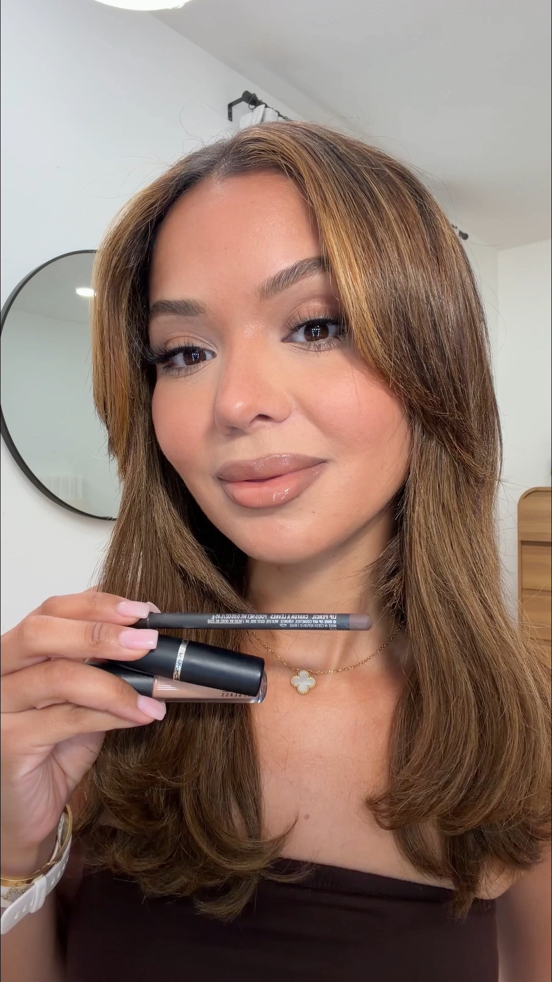 Lipliner: stone 
Lipstick: yash 
Lipgloss: c thru