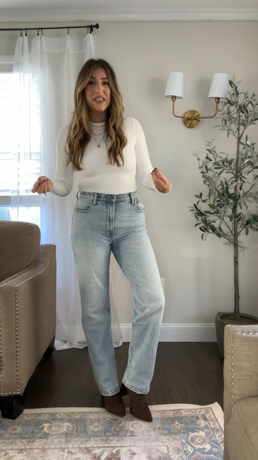 Try-on. My fav fitted shirt! Wearing a medium. 

#LTKstyletip #LTKfindsunder100 #LTKitbag