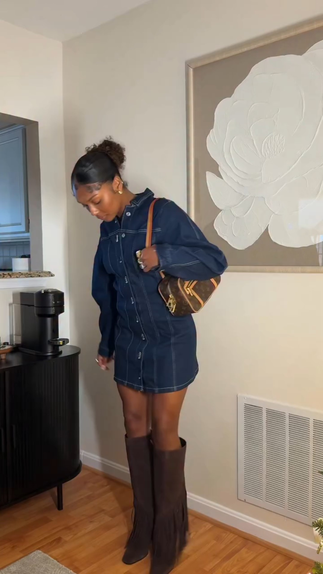 The food isn’t the only thing smelling good this Thanksgiving🤭 So obsessed with this warm & cozy scent from @ellisbrooklyn ✨ it’s both sweet & salty with notes of Madagascar Vanilla & Sea Salt Accord! #fragrance #ellisbrooklynpartner #outfits #holidayoutfits