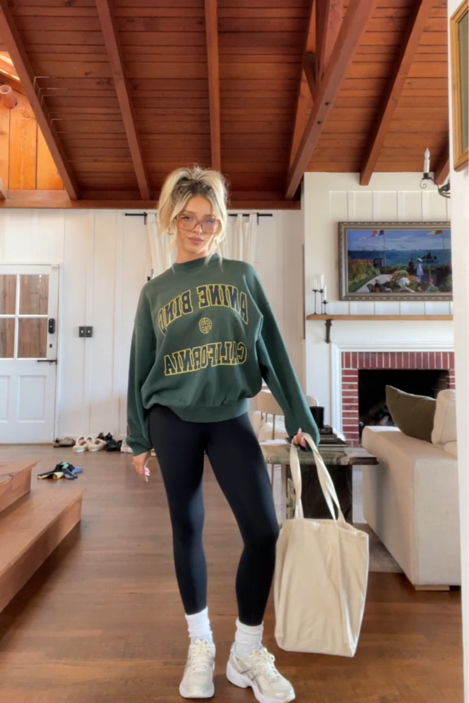 Size m sweatshirt 

#LTKstyletip #LTKSeasonal #LTKshoecrush