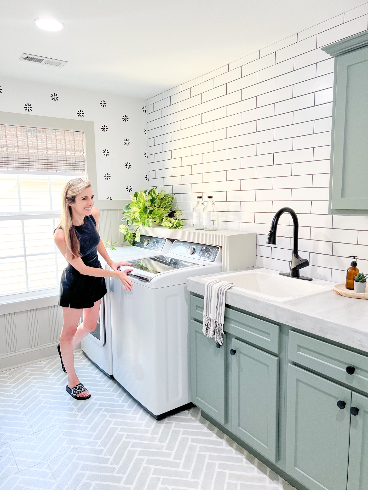 Everything I used to make the shelf over my washer & dryer!

1x10 - $44
1x3 (2) - $22
5 half rounds - $24

Total spent: $90

Plus a few other things 😉

Detergent Jars - Use code FARMHOUSEISH to save 25%  



#LTKhome