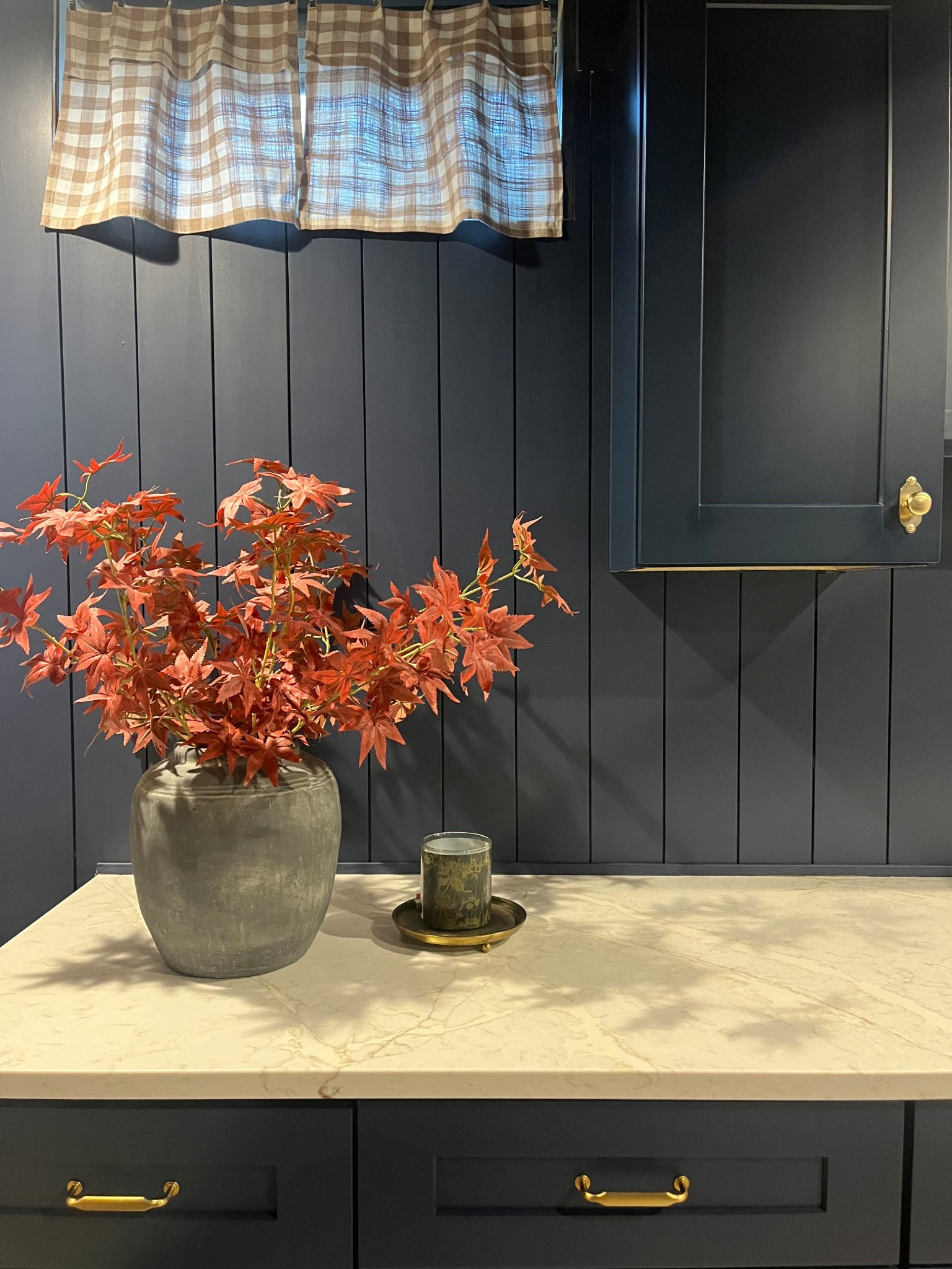 These faux fall stems are one of my favorite Amazon home decor finds — and they’re still in stock! 🙌🏼 The original vase sold out, but I linked a few similar Amazon vases that give the same neutral, cozy look.
This setup is perfect for fall living room decor or styling your entryway table — affordable, realistic, and easy to use year after year. Tap to shop these Amazon fall home favorites! ✨
#AmazonHome #AmazonFinds #FallHomeDecor #FauxStems #NeutralHomeDecor #LTKhome #LTKseasonal #LTKholiday