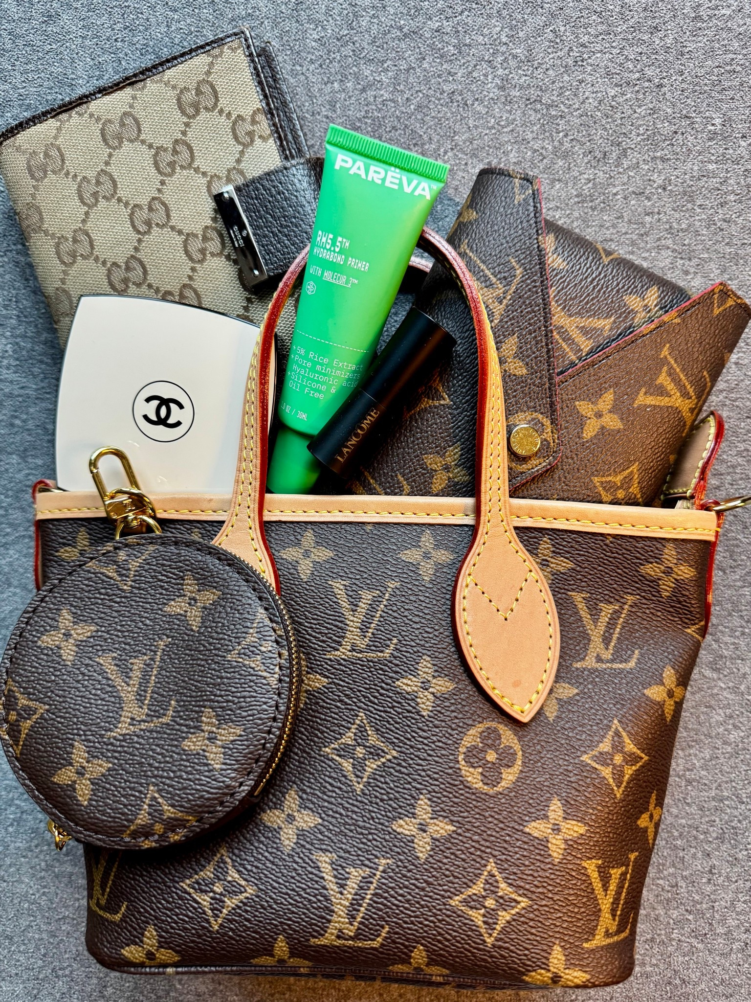 The little luxuries that carry my everyday — structured, timeless, and quietly iconic. From coffee runs to spontaneous plans, this piece never misses. It’s not just a bag, it’s a whole mood: organized chaos, soft neutrals, and just enough shine to catch the light. #ltkitbag #giftideasforher 

#LTKootd #LTKvlog #LTKgrwm