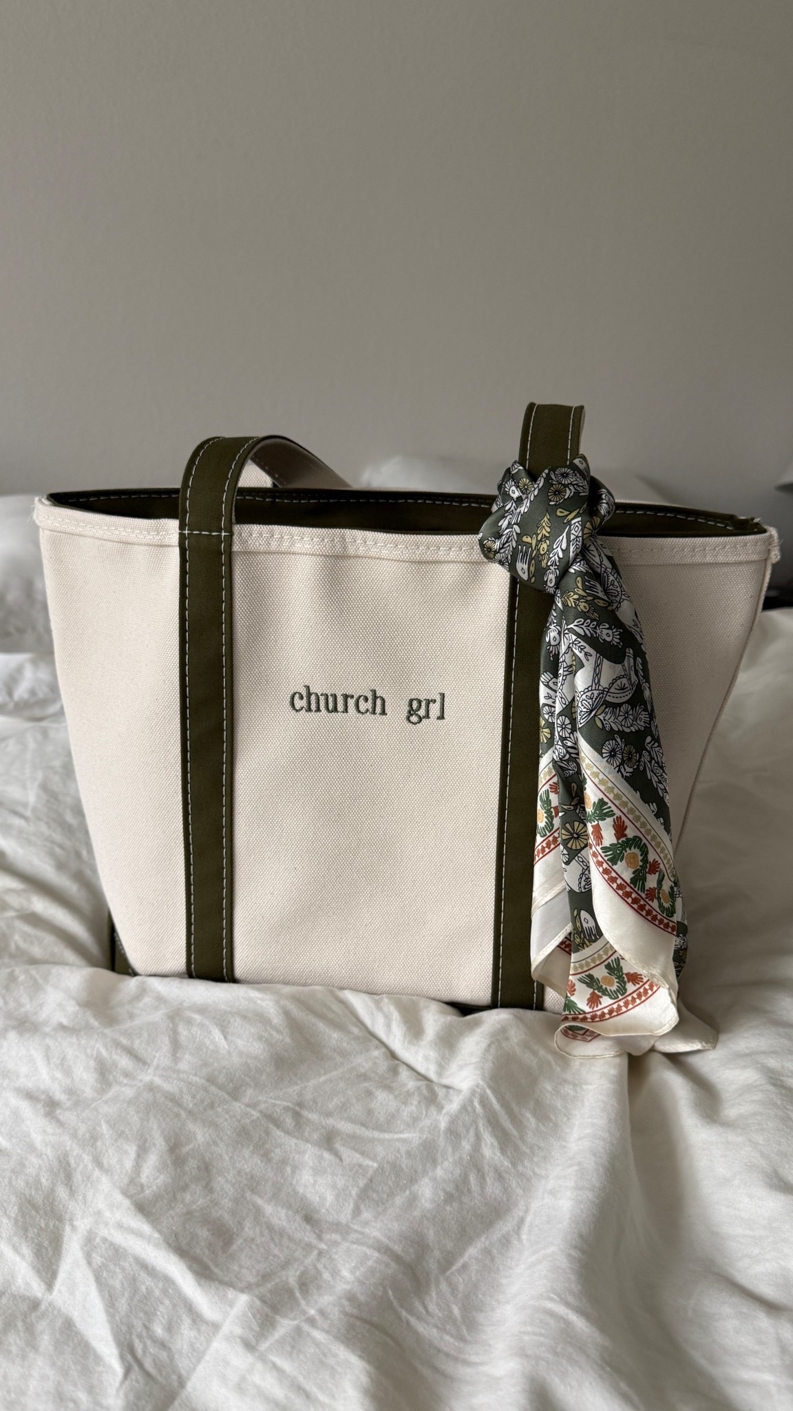 medium boat and tote with olive trim 🫒

Ll bean, boat and tote, personal item, travel bag

#LTKWorkwear #LTKTravel