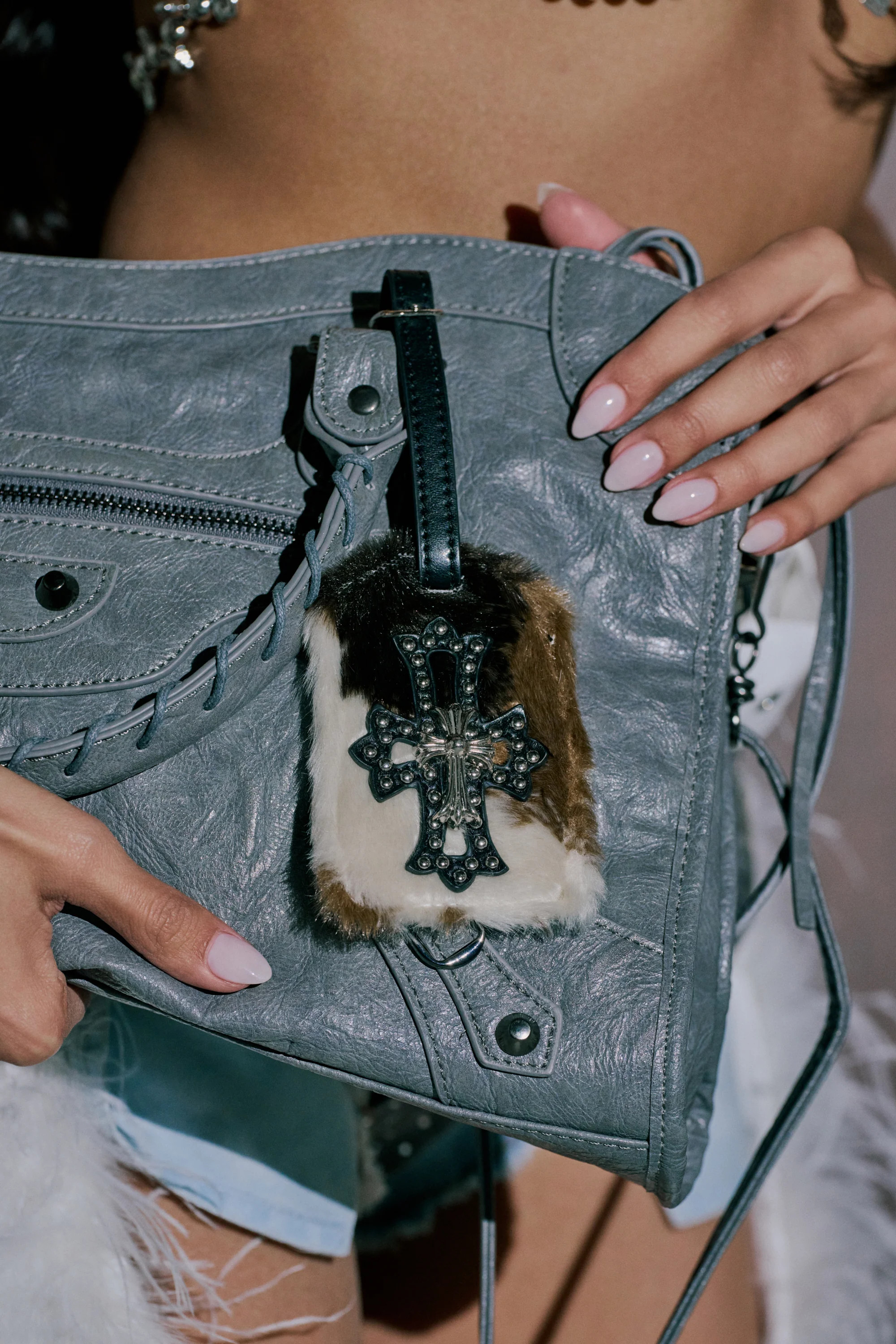 HIGH STANDARDS FAUX FUR LUGGAGE TAG | AKIRA