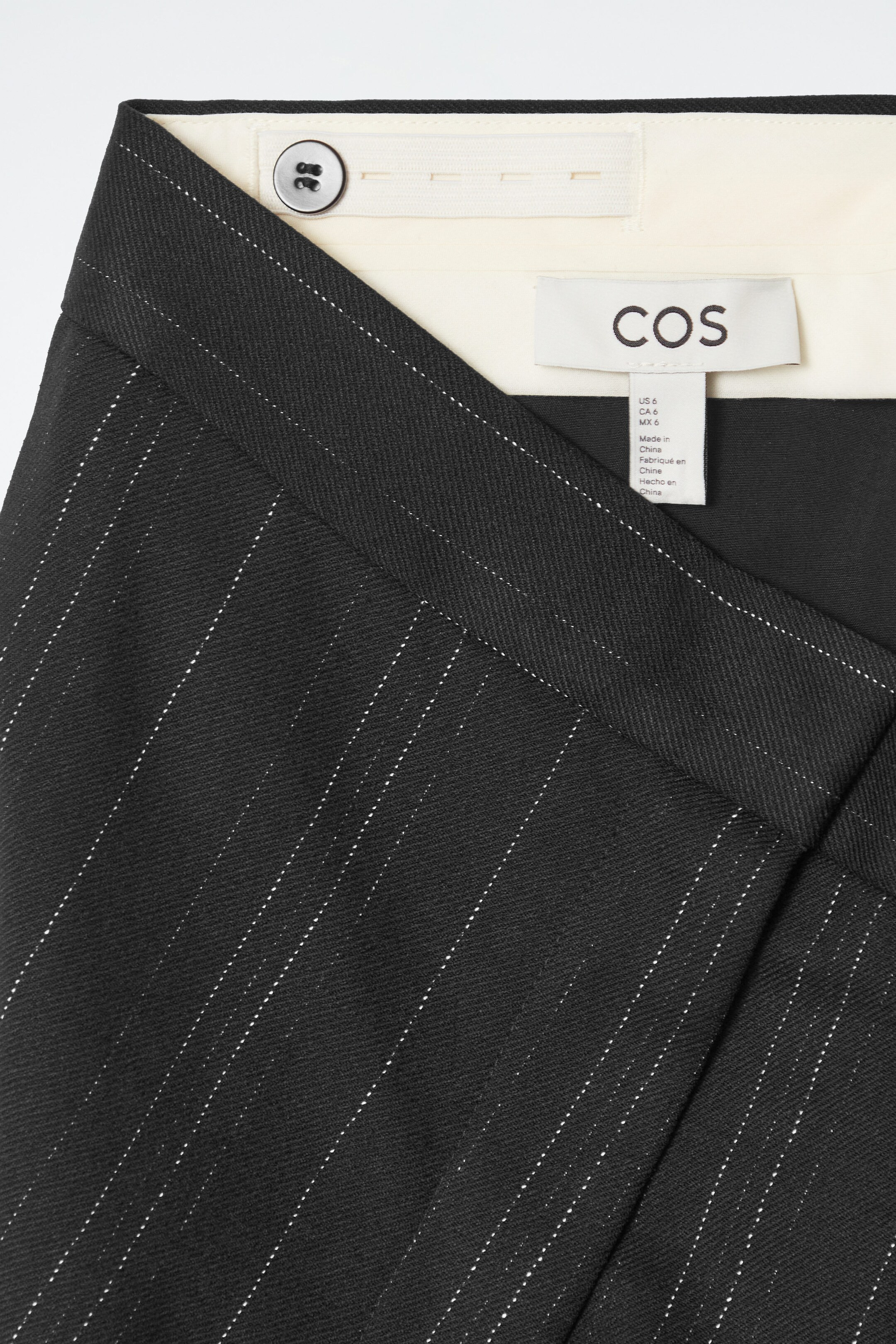 LOCKERE HOSE MIT BARREL-BEIN UND NADELSTREIFEN - SCHWARZ/NADELSTREIFEN | COS (EU)