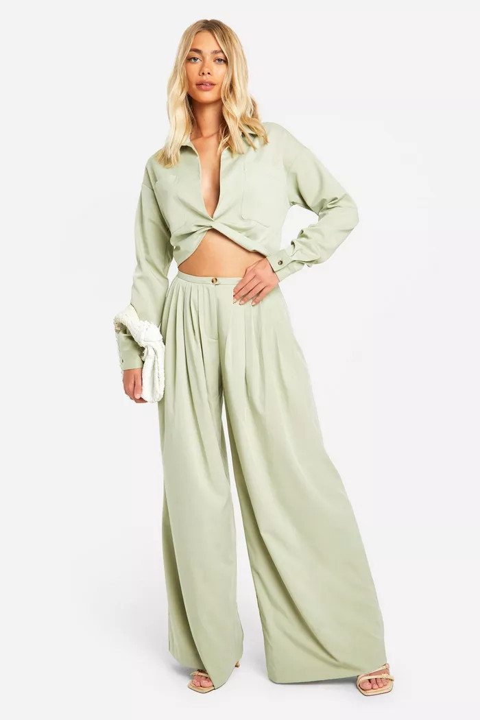 Linen Look Low Rise Extreme Wide Leg Pleated Trouser | Boohoo.com (UK & IE)