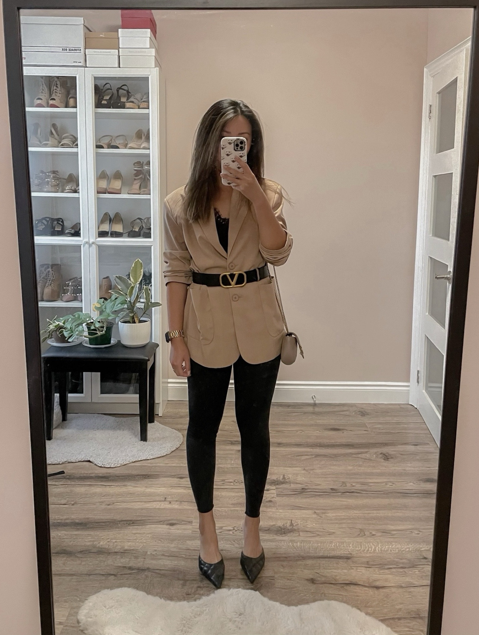 I would totally wear this to the office but leggings are a no no ☝🏼 does your workplace allow leggings?

#LTKstyletip #LTKworkwear