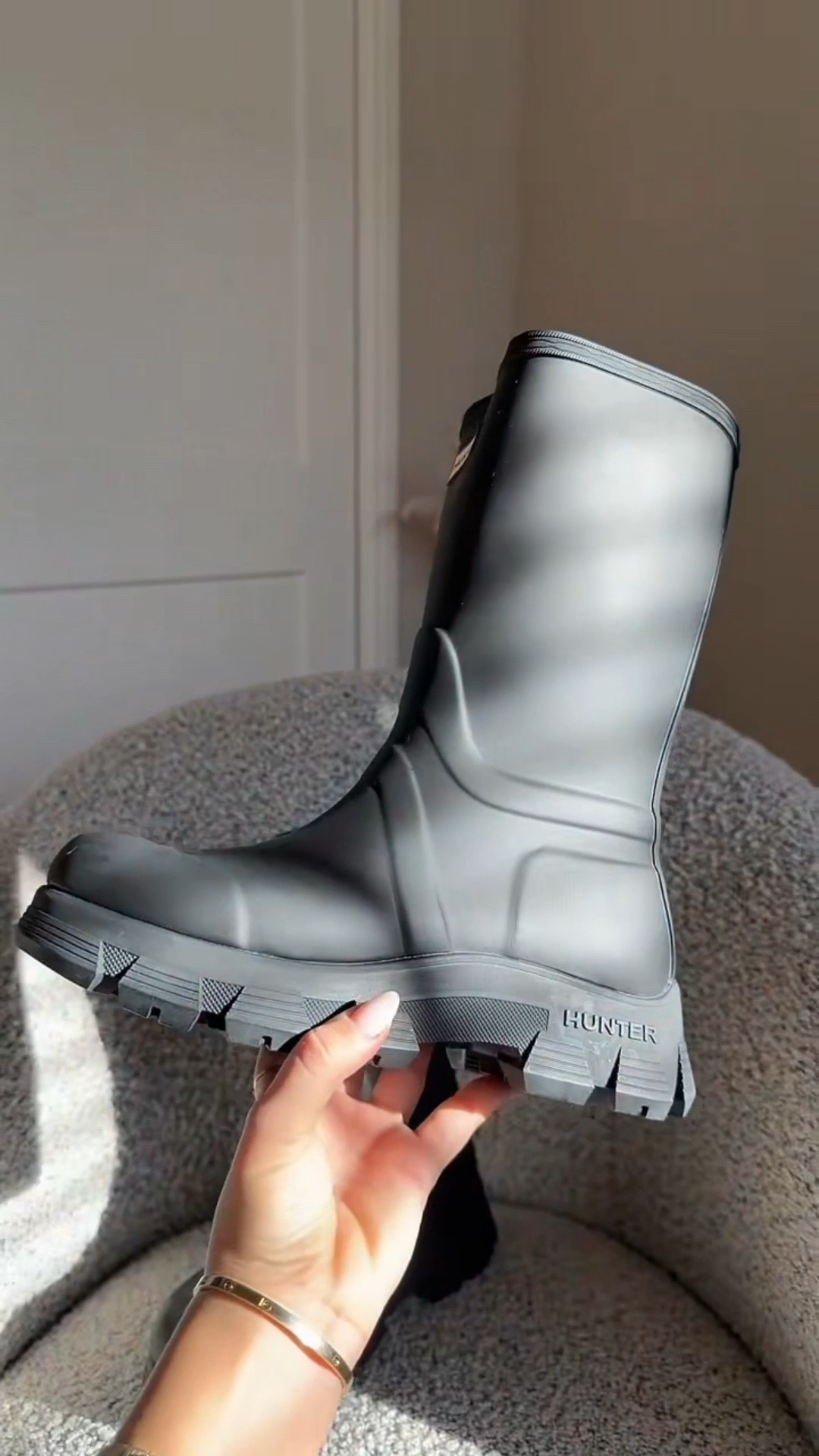  finally found a winter boot that doesn’t get ruined by salt and keeps your feet dry! I will have these on my LTK in the “shoe” section 🖤

#LTKSeasonal #LTKFindsUnder100 #LTKootd
