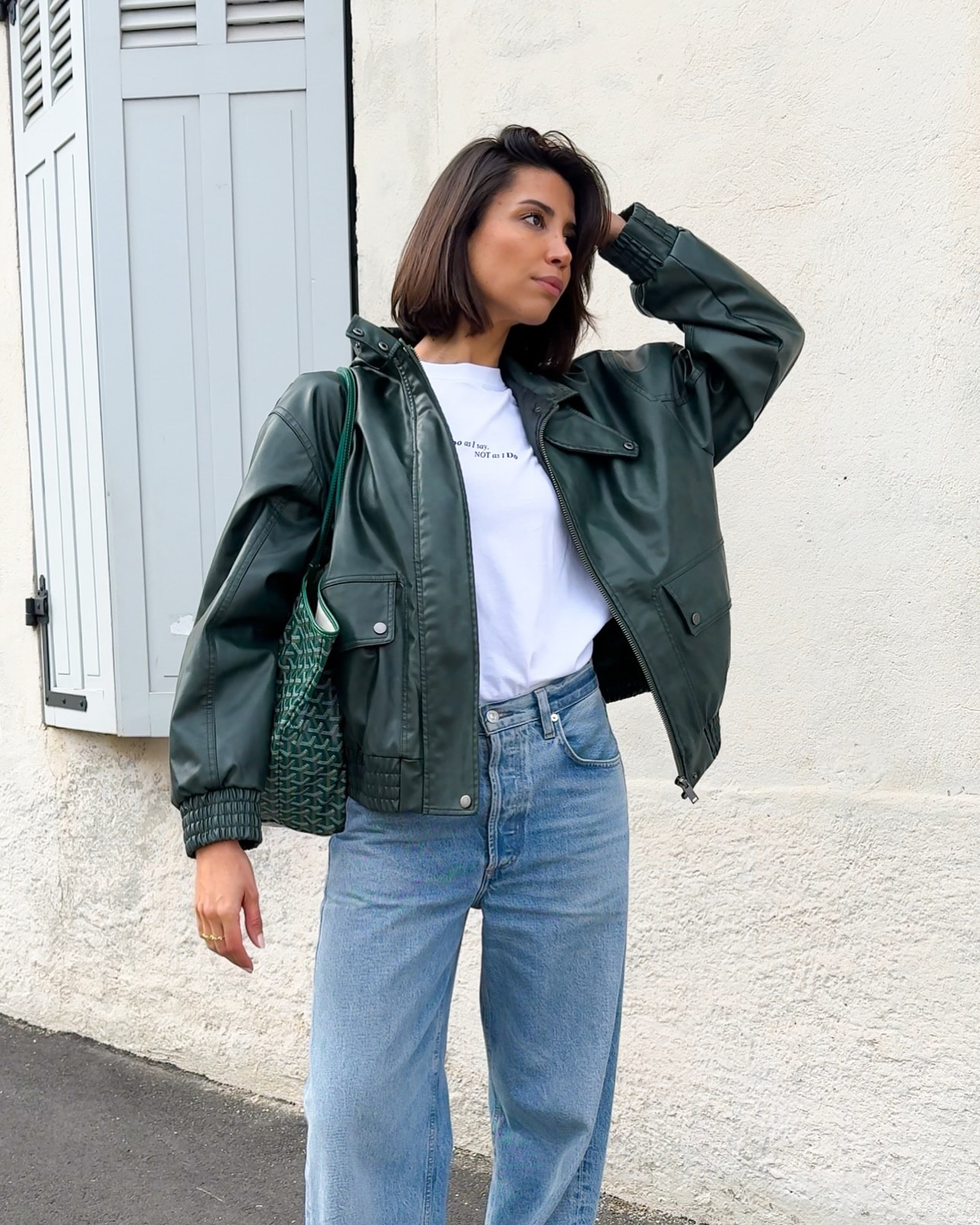 Blouson en cuir et baskets métallisées pour le printemps 🫶🏻
Leather jacket and silver trainers for spring 🪩