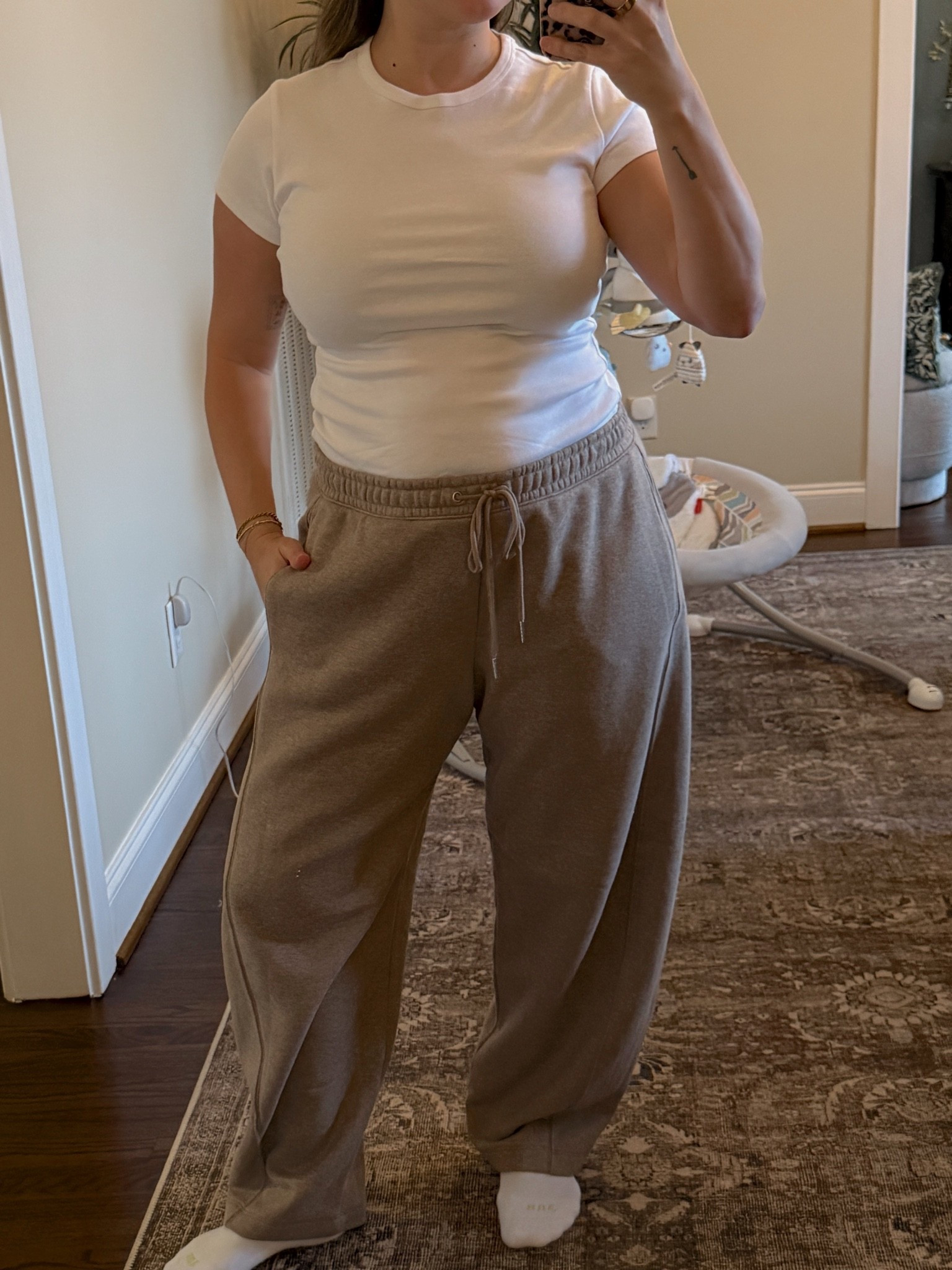Barrel leg sweats are sooo cozy and flattering! Size large
Tshirt is a medium
Code: AFLTK
@abercrombie