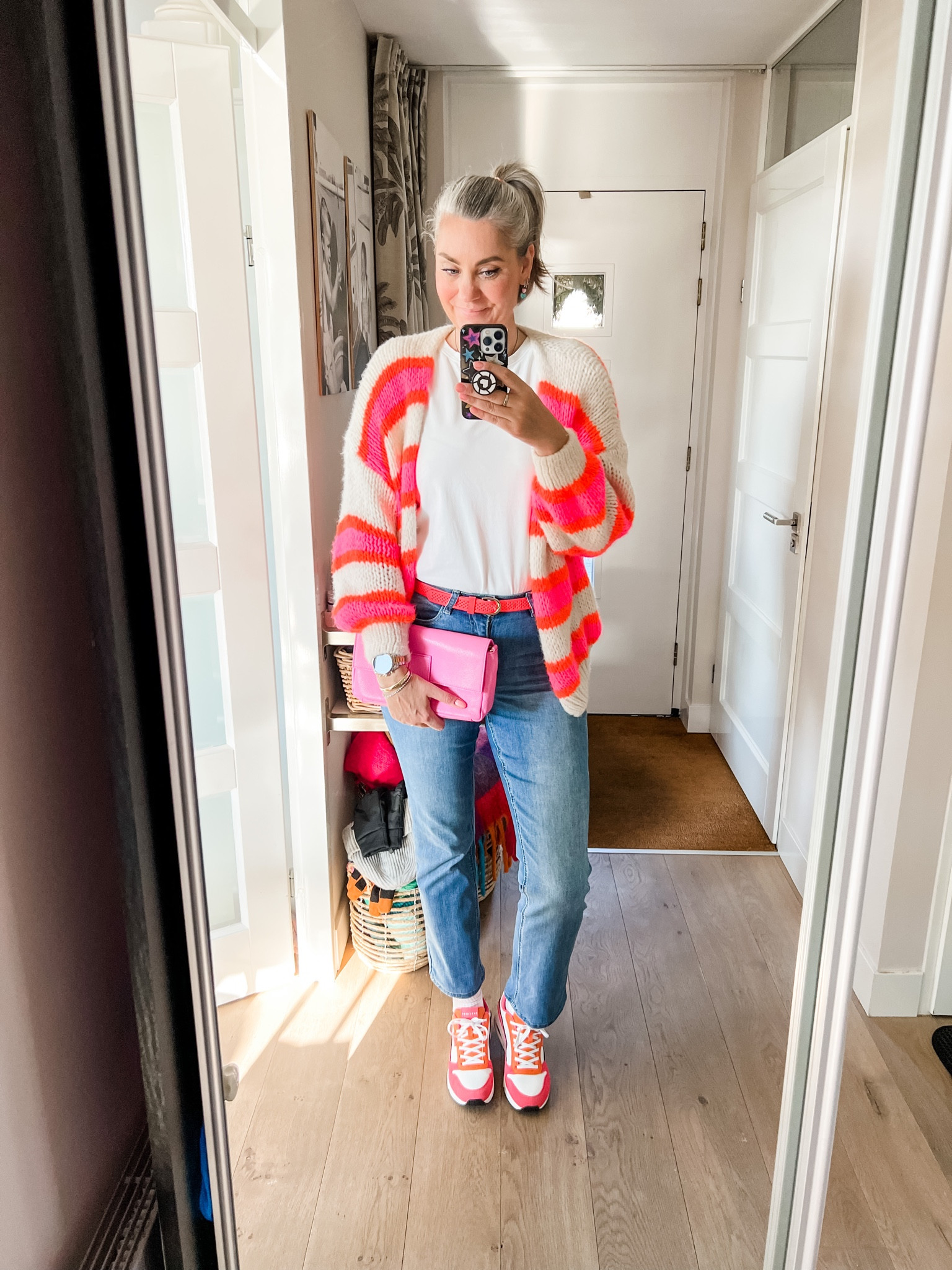 Outfits of the week

Neon striped oversized cardigan paired with a basic t-shirt and my favorite straight jeans (hemmed). Crew socks and Skechers uno sneakers in orange and pink. 

Pink purse from Luvvies by Saar. 



#LTKshoecrush #LTKstyletip #LTKeurope