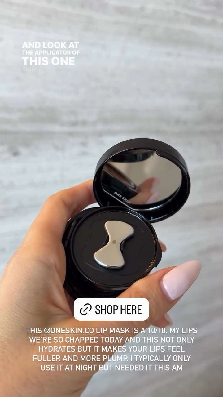 THIS @ONESKIN.CO LIP MASK IS A 10/10. MY LIPS WE’RE SO CHAPPED TODAY AND THIS NOT ONLY HYDRATES BUT IT MAKES YOUR LIPS FEEL FULLER AND MORE PLUMP. I TYPICALLY ONLY USE IT AT NIGHT BUT NEEDED IT THIS AM