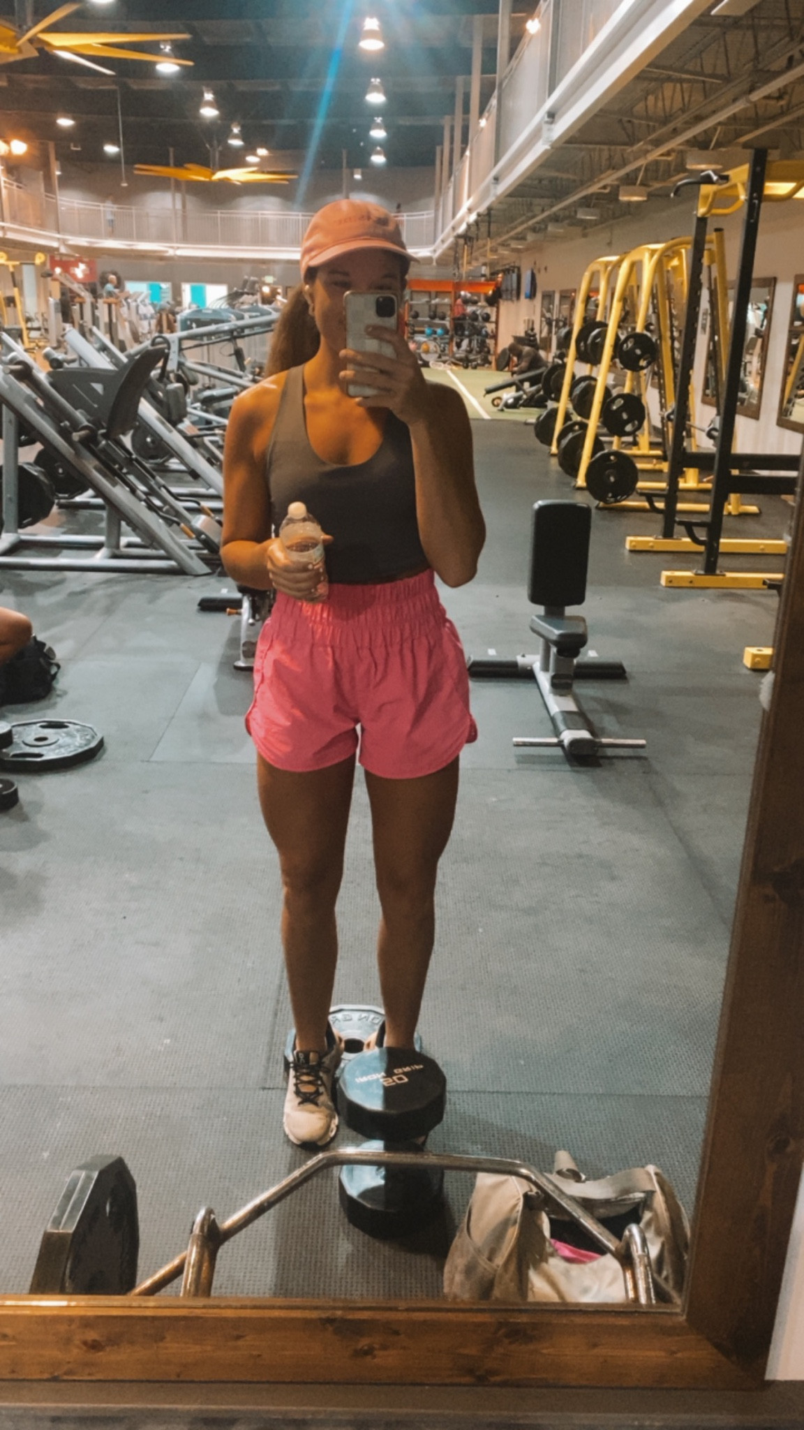 Wearing medium! I’ve had these tanks for almost 4 years now and they’ve held up with every wash so the quality is 10/10!! Built in bra 🙌🏻