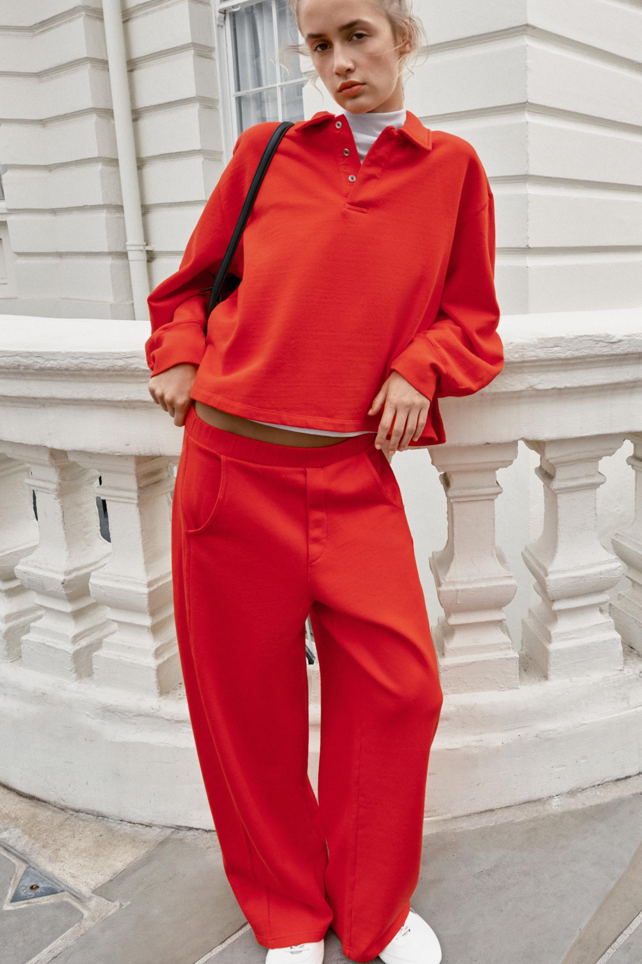 Gr\u00f6\u00dfe des Models: 173 cmSweatshirt aus Baumwollgarn. Reverskragen und langen \u00e4rmel... | Zara DE
