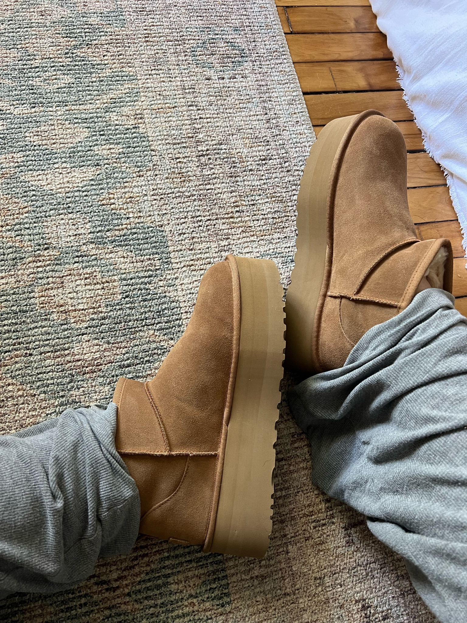 Ugg ultra mini boot 🥹 I’m a huge fan of the minis in non platform and the ultra mini with that platform look soo cute with jeans! 