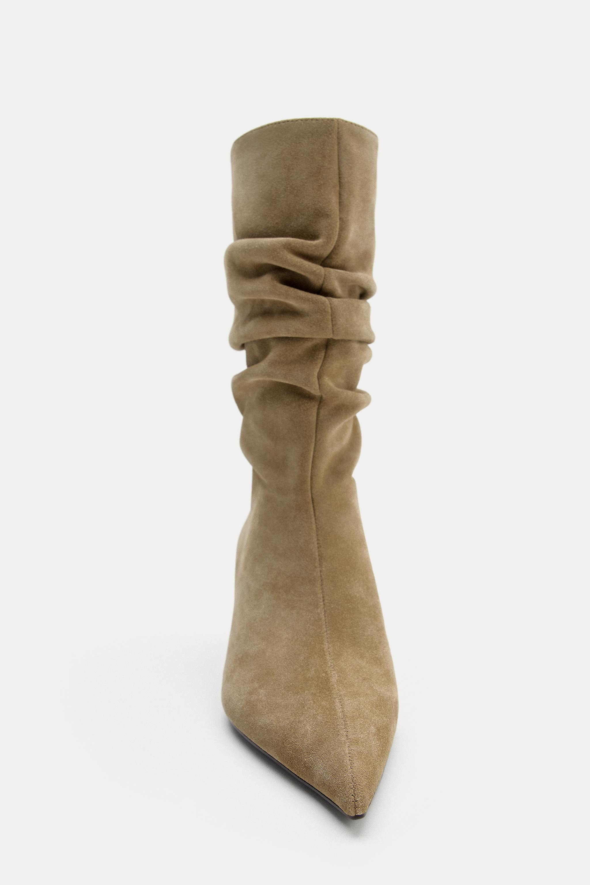 Gr\u00f6\u00dfe des Models: 173 cmStiefelartiger Schuh mit Absatz aus Veloursleder. Detail mit ge... | Zara DE
