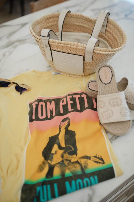 Cutest yellow graphic tee! Runs oversized and wearing a XS