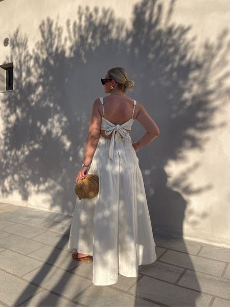 The most beautiful linen dress - obsessed with the detailing on the back. It’s simply stunning! I’m wearing a size S 