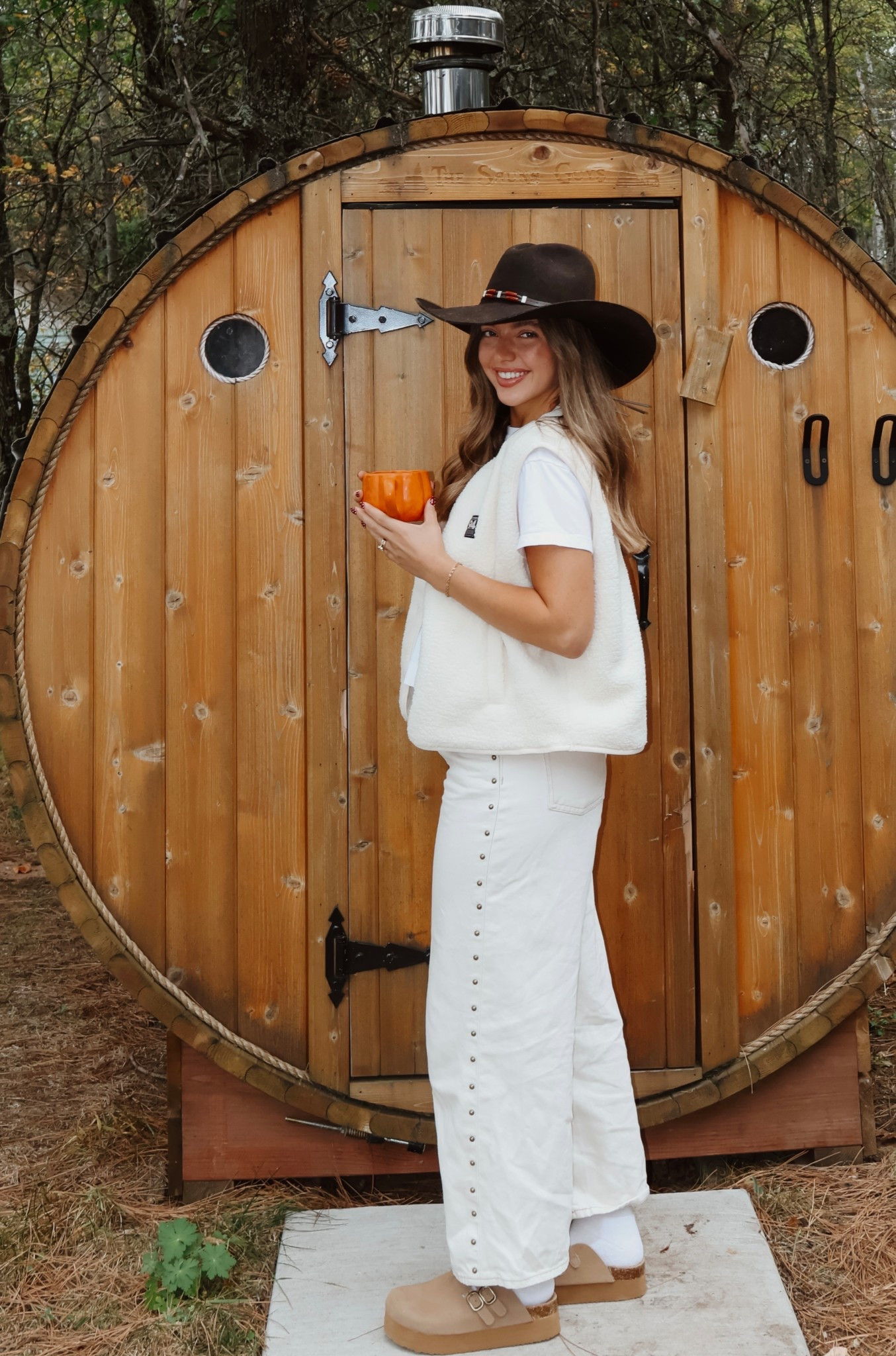 Fall cozy 🍂

Wearing tts in jeans and shirt! Vest is a size medium and oversized- I love!