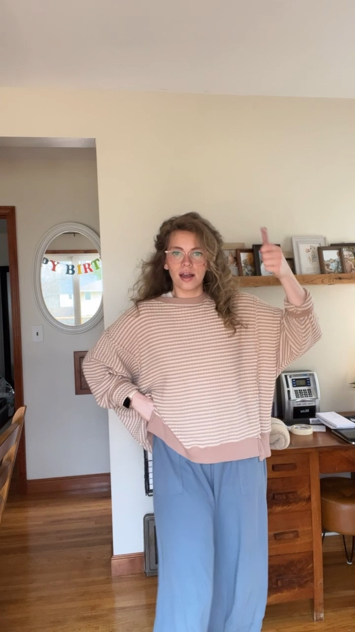 Fit of the day 💕

Wearing a size medium in everything! 

These French combs are a TOTAL VIBE 😍

Loving this lip oil from L’Oreal 😍😍😍 I got the “worth it” color! 

Cheers to Monday! 