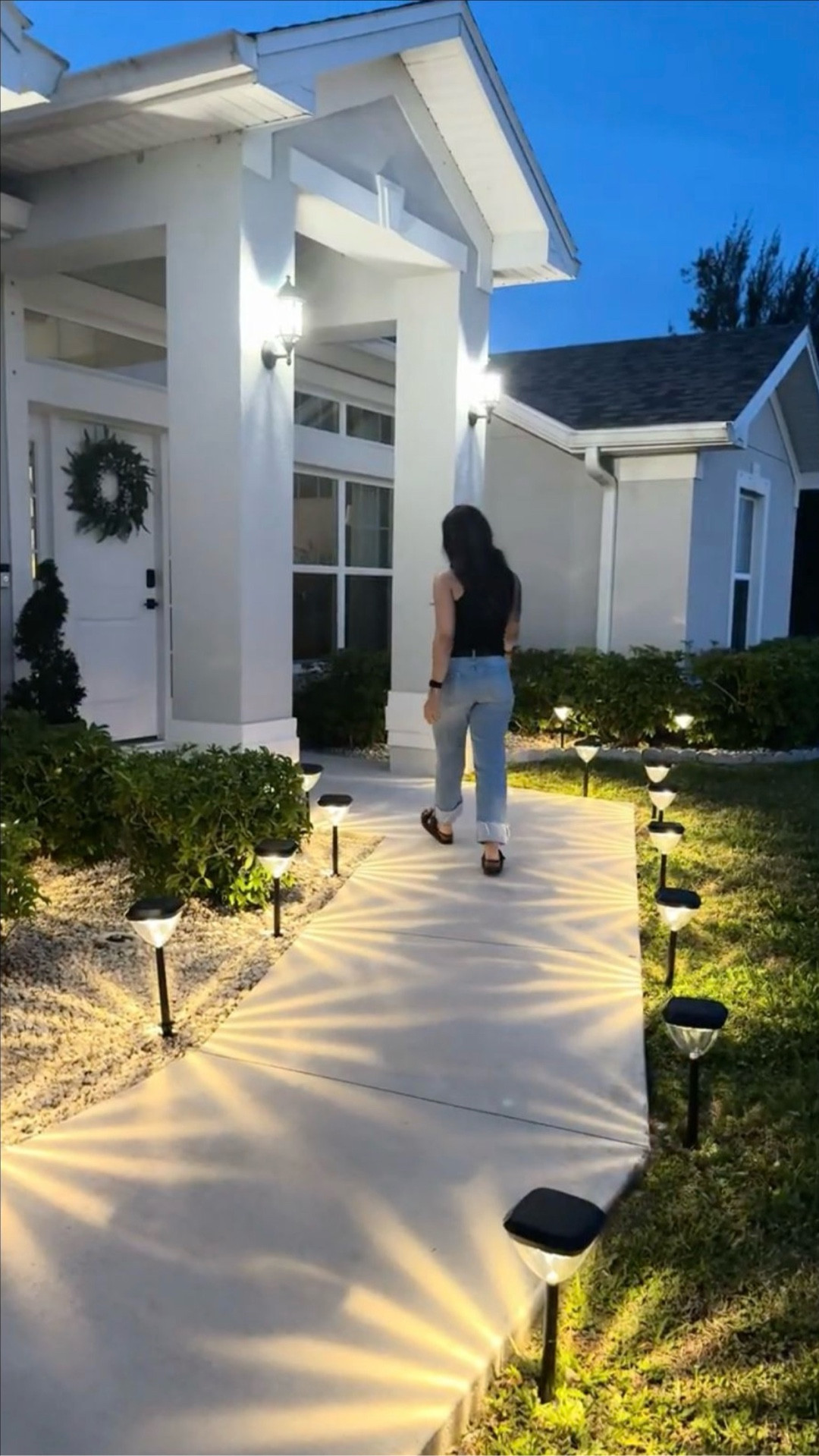Estas luces solares Linkind SP6 eran justo lo que necesitaba para dejar de tener la entrada más oscura del vecindario. Un pequeño cambio que hace toda la diferencia en casa ✨🏡 Fácil, práctico y con opciones para adaptarse a cualquier estilo.

#LTKSaleAlert #LTKHome