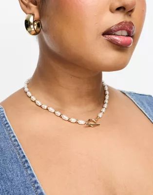 ASOS DESIGN Curve faux pearl necklace with T bar detail in gold tone | ASOS | ASOS (Global)