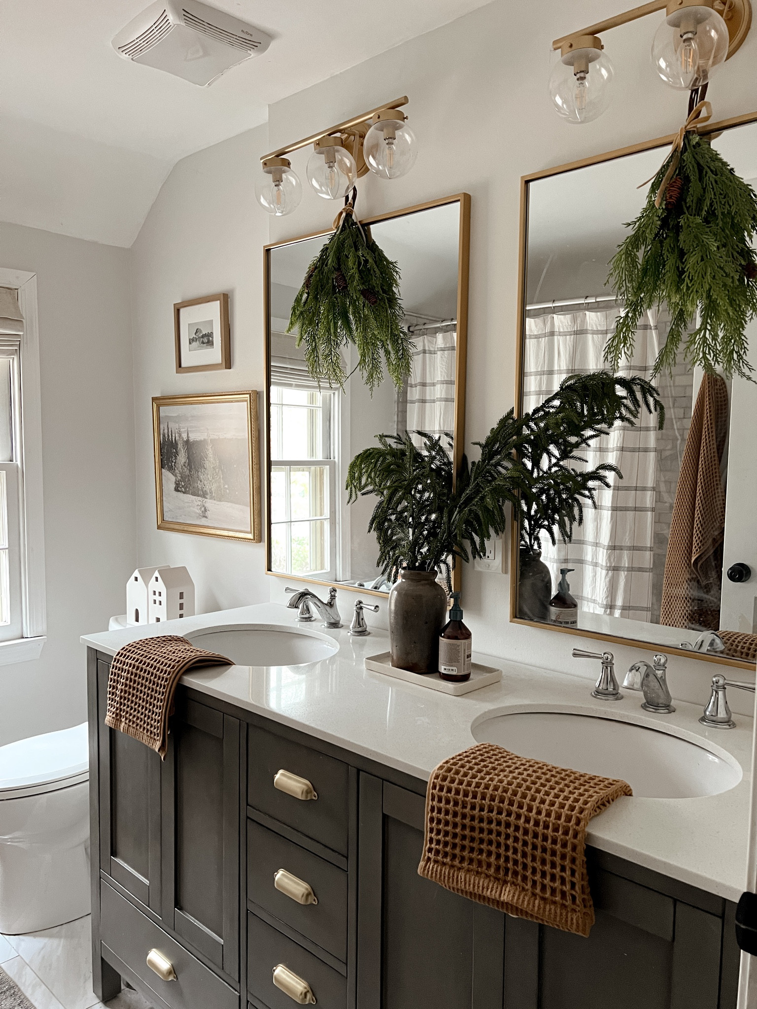 Touches of Christmas in the bathroom! ✨ I keep this frame above the toilet and then just swap prints seasonally! 

#LTKHolidaySale 

#LTKhome #LTKSeasonal