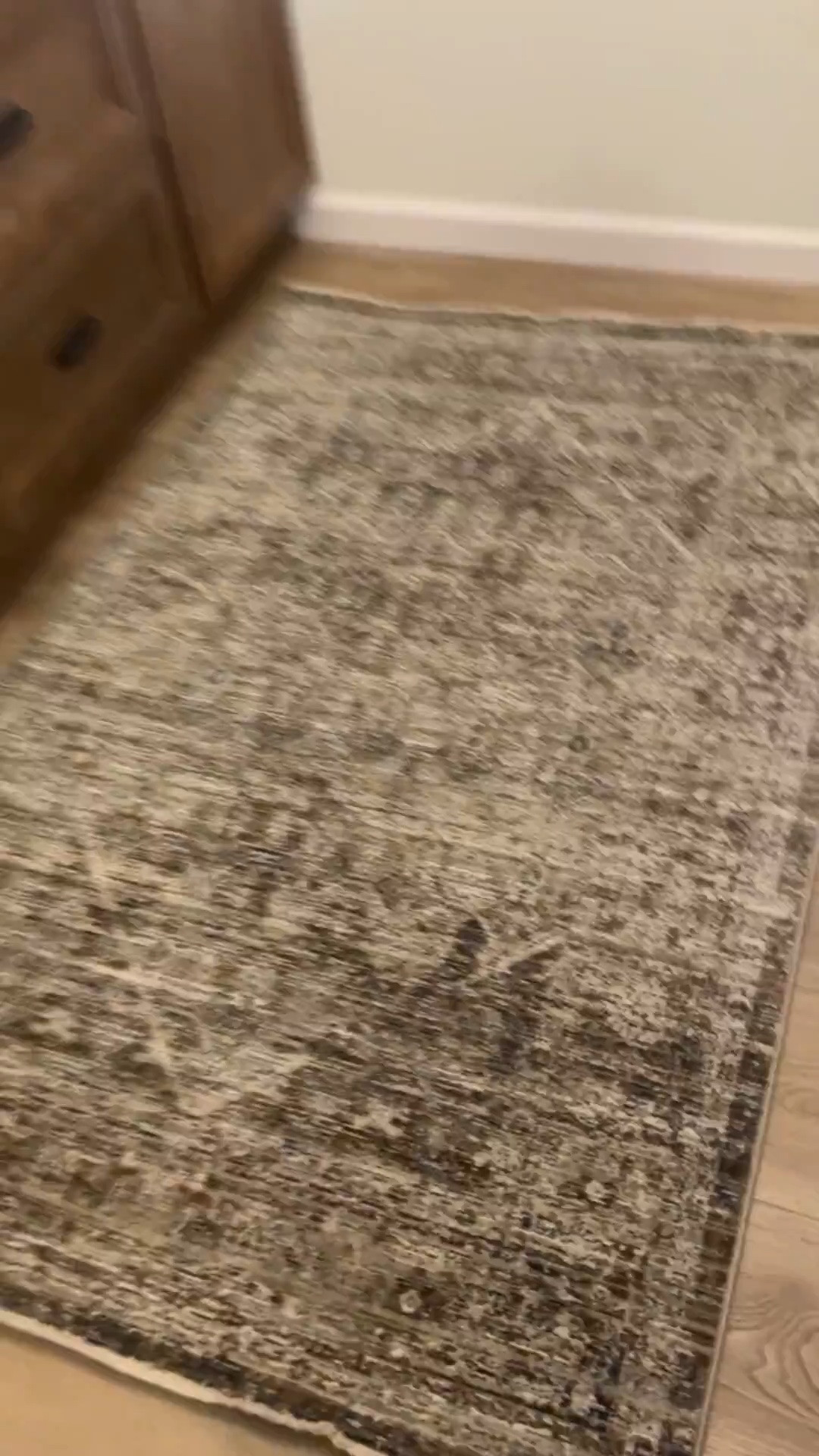 My new rug is STUNNING 😍 It’s the Loloi x Chris Loves Julia Ida in the color natural/slate 🤌🏼🤌🏼