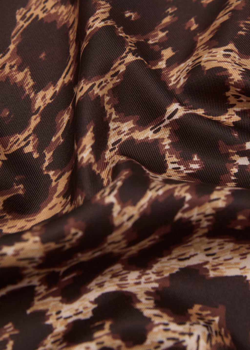 Leopard-print satin scarf - Women | MANGO USA | Mango (US/MX/AU)