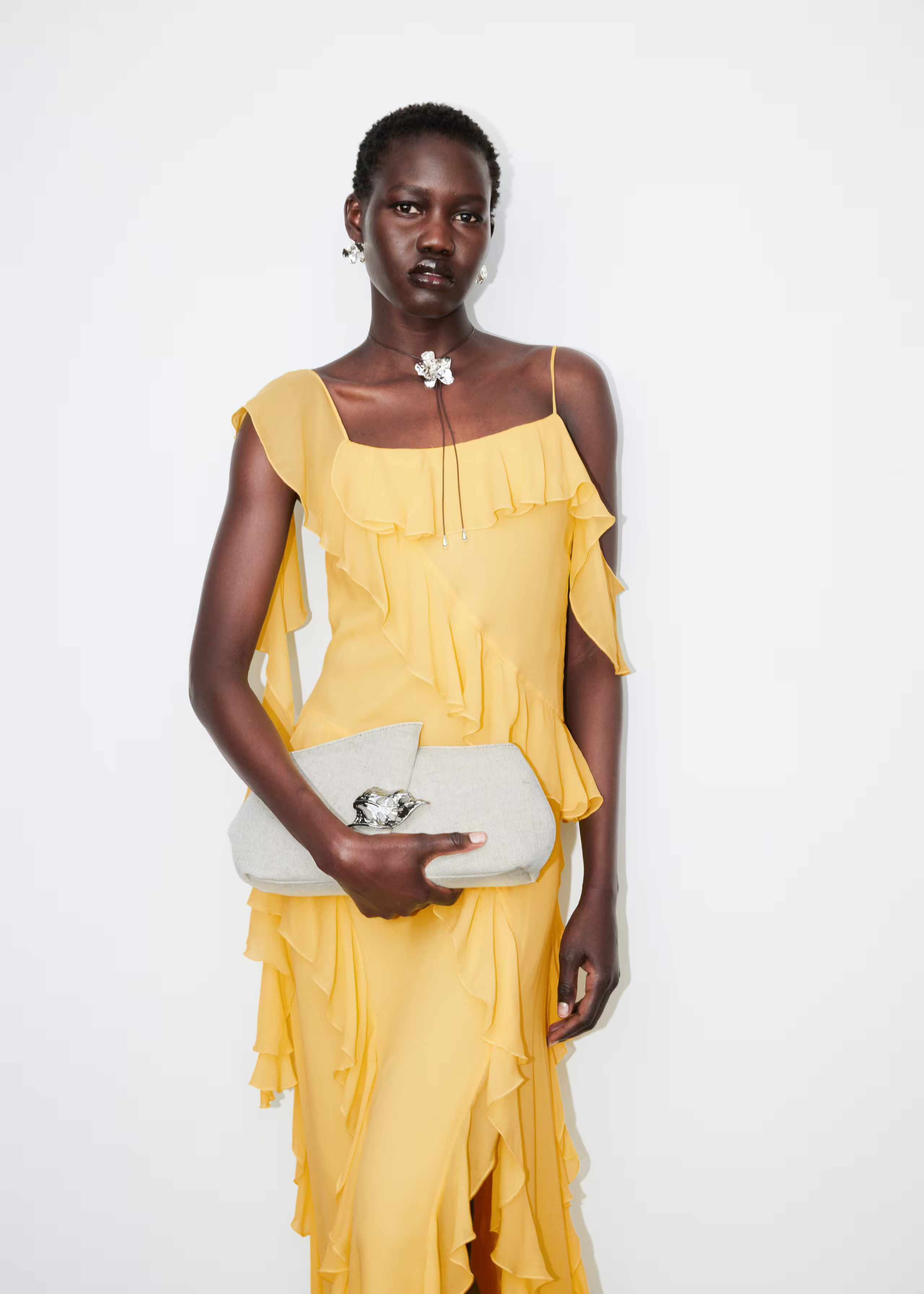 Clutch aus Canvas mit Blattbrosche | & Other Stories EU