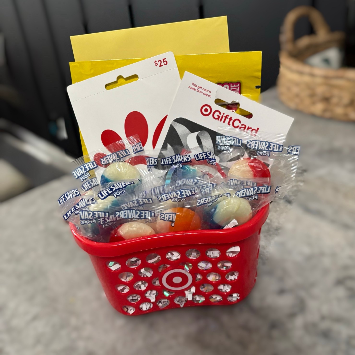 Cute way to give a little gift basket 😍🎯
