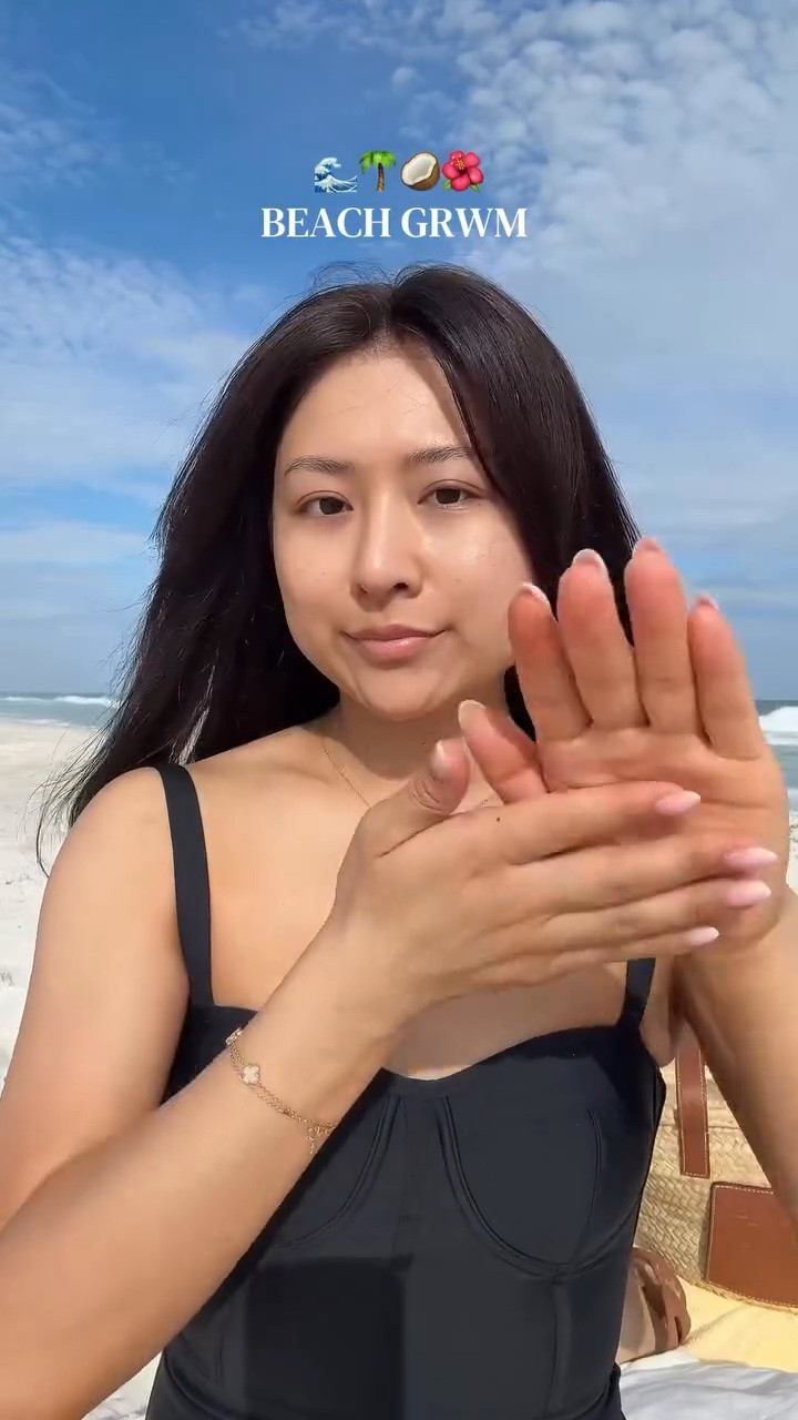 nothing like a light beat on the beach 🌊🌴🥥🌺

@rhode pocket blush in sleepy girl and lip peptide treatment in banana 
@soshebeauty sculpting stick 
@rarebeauty brow gel 
@peachandlily mineral sunscreen 

#beachday #grwm #nomakeuplook #nomakeupmakeuplook #beachvibes
Beach grwm, get ready with me, no makeup makeup look, beach vibes, beach day, vacation mode, no makeup look, natural makeup, clean girl makeup, rhode, side beauty, rare beauty, peach and lily, natural makeup look, beachy vacation