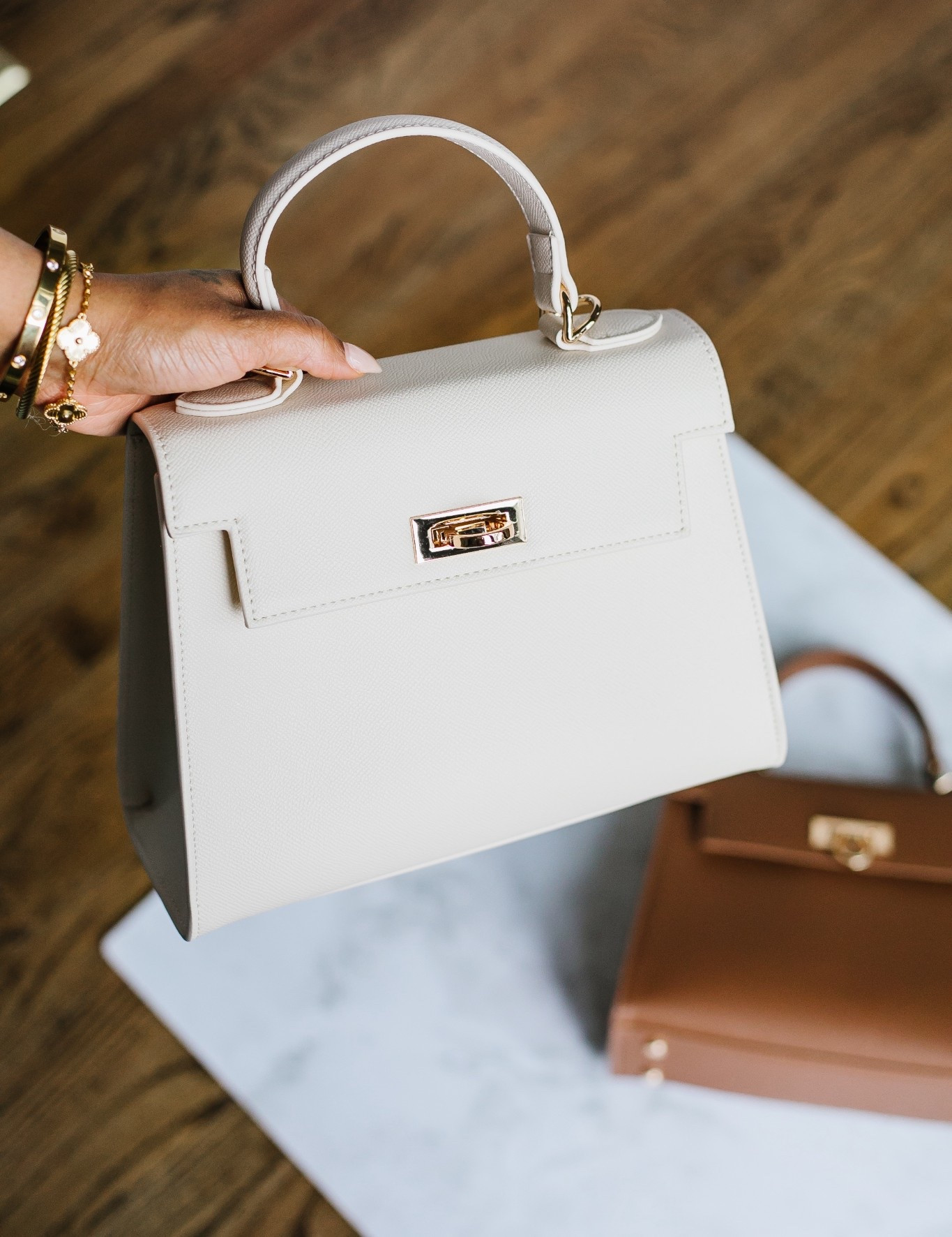 This top-handle bag is such a staple! ✨ The perfect mix of luxury and everyday function—spacious, lightweight, and so easy to style. Wear it as a crossbody or shoulder bag with the detachable strap. Definitely one of those bags you’ll reach for again and again!

Every day handbag // chic and functional // crossbody style // wardrobe essential // stylish and practical // luxury for less