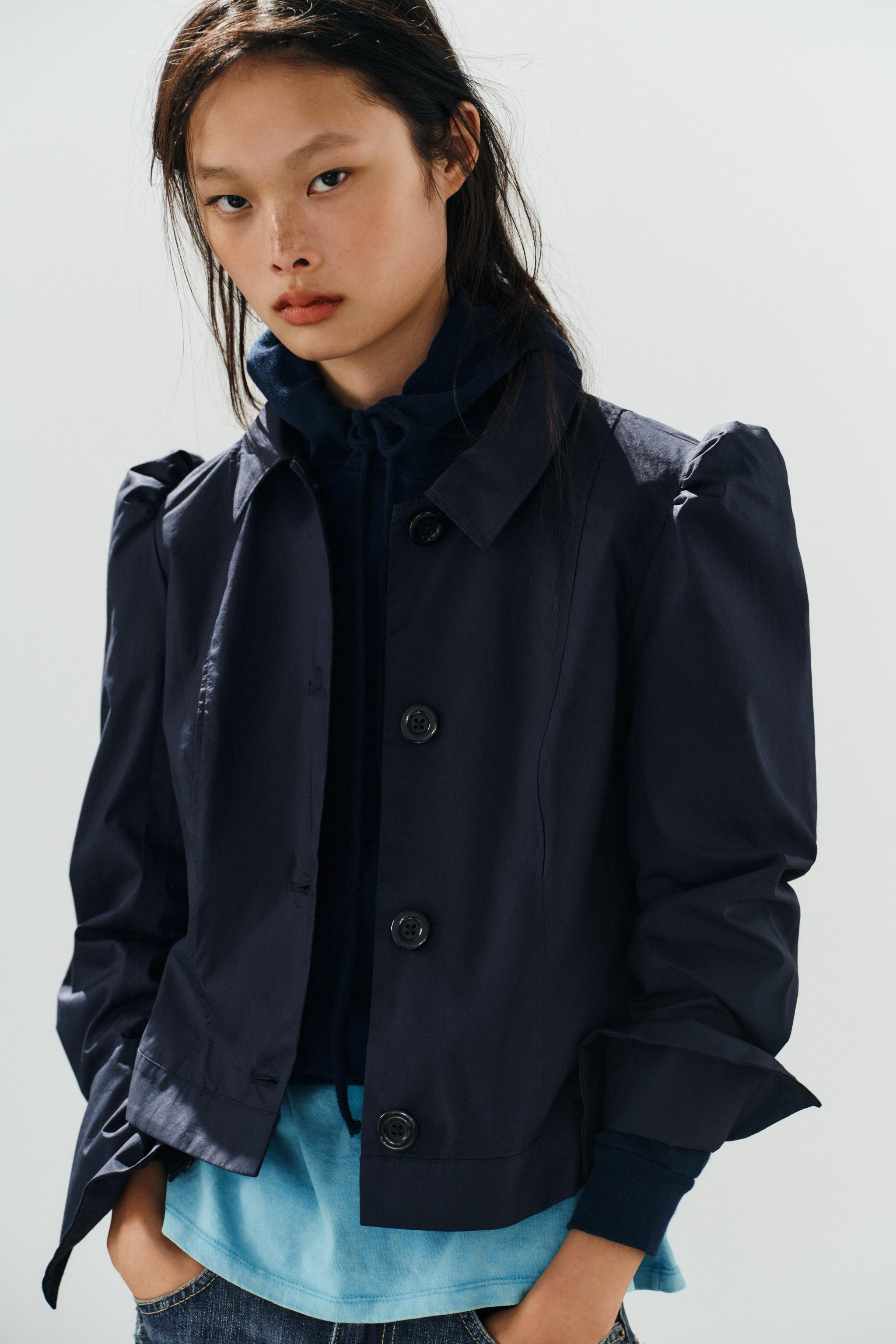 SHORT GATHERED-SHOULDER BLAZER | Zara US