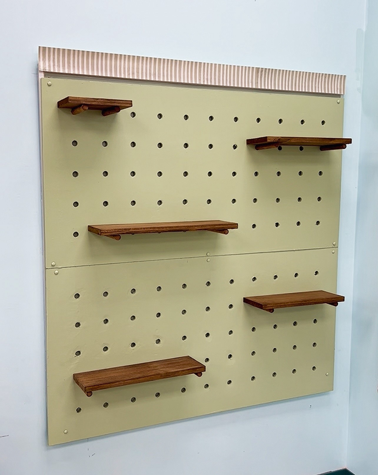 This classroom pegboard display is an easy DIY to brighten up your classroom space! #diyproject #teacherdiy #classroomdecor
