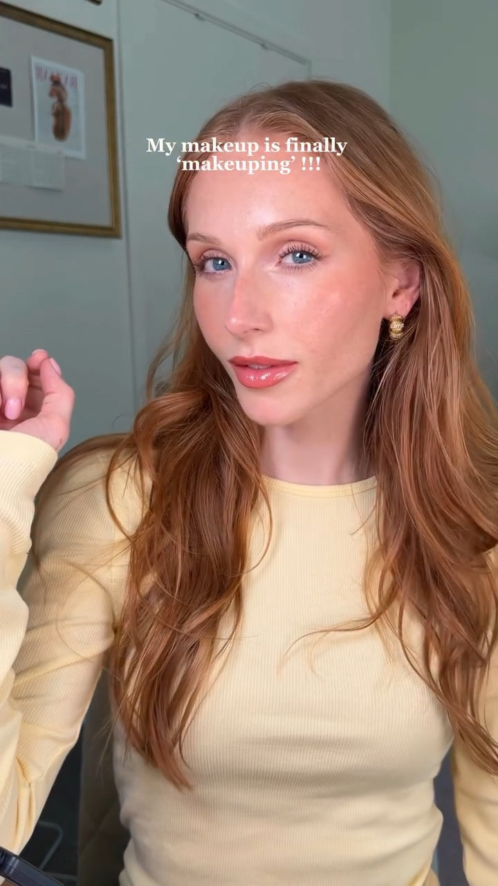 Wish I could show my 13 yr old self this 🍑 

products & shades: 
@natashadenonabeauty foundation shade P1 
@westmanatelier contour shade au lait 
@makeupbymario powder bronzer shade light 
@hauslabs powder blush shade pomelo peach 
@charlottetilbury highlighter shade pillow talk medium 
@dibsbeauty palm eyeshadow palette 
@lawless Beauty dreamy daisy eyeshadow palette 
@refybeauty brown mascara 
@makeupforever lip liner shade wherever walnut 
@soshebeauty lip silk shade with love #redhead #makeupforredheads #peachtones