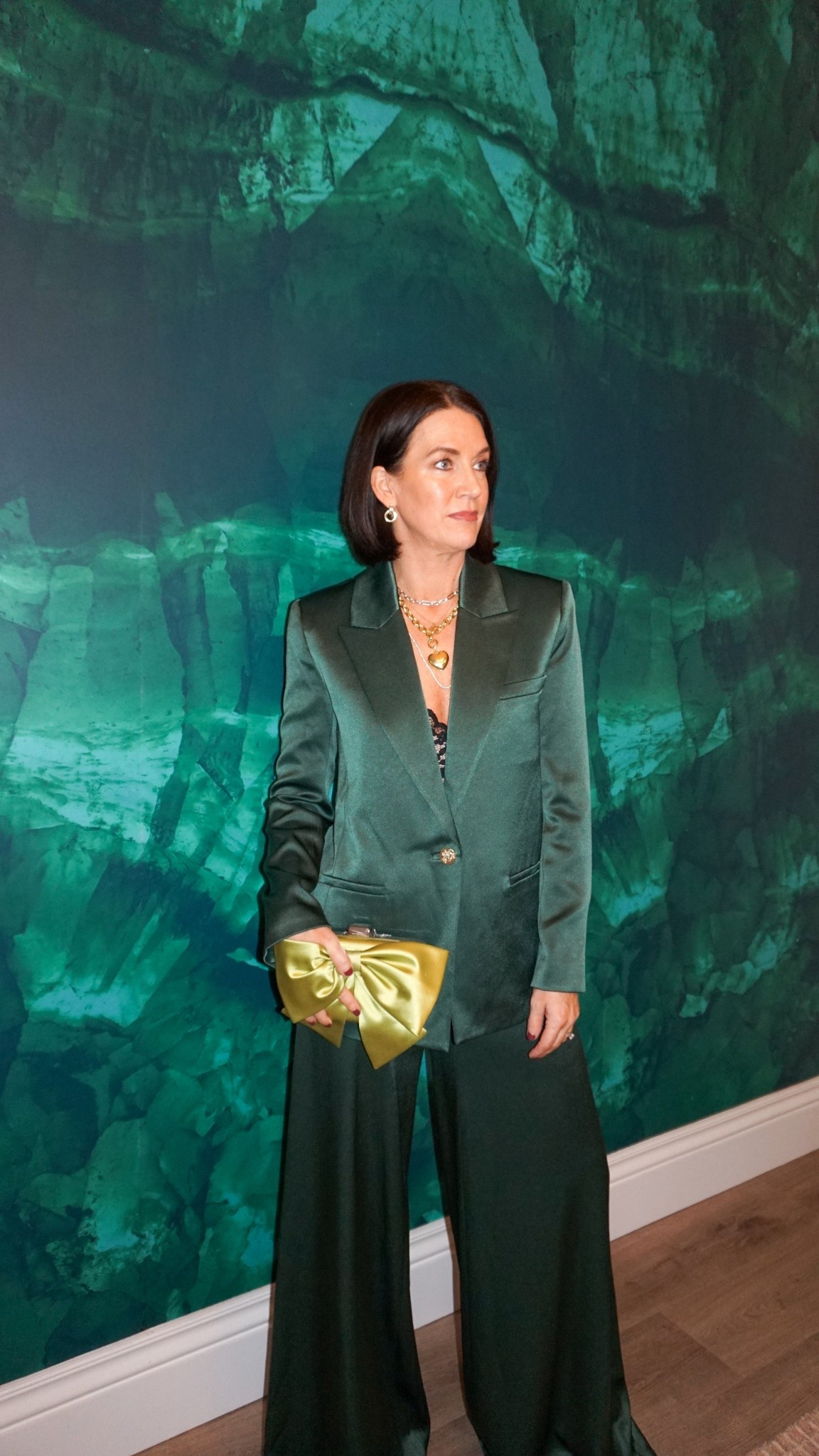 Holiday party season calls for rich textures, bold color, and a little sparkle, and Teresa put together the dreamiest festive look with @Saks! Read more at the link in our bio.
–
#SaksPartner
#Saks
#Liketkit
@Shop.LTK
