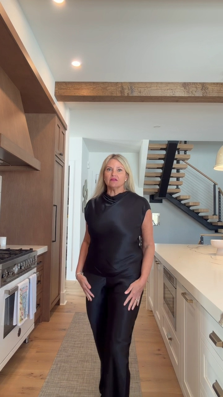 Matching sets just make life easier. 🤍
This beautiful silk Loretta top and Silvi pant from Rails is effortlessly chic. I styled it with classic black loafers for a simple, polished look.




#LTKOver40 #LTKgrwm #LTKTall