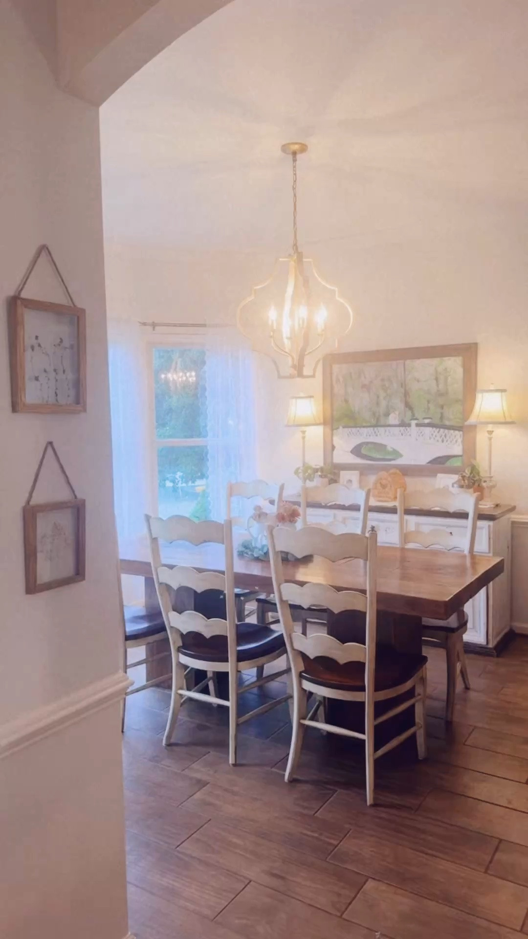 It looks oh so cozy with all our new lights and warm lamps 💡 on on this rainy day, too 🤭 - gosh I love this farmhouse so!!! 🤍