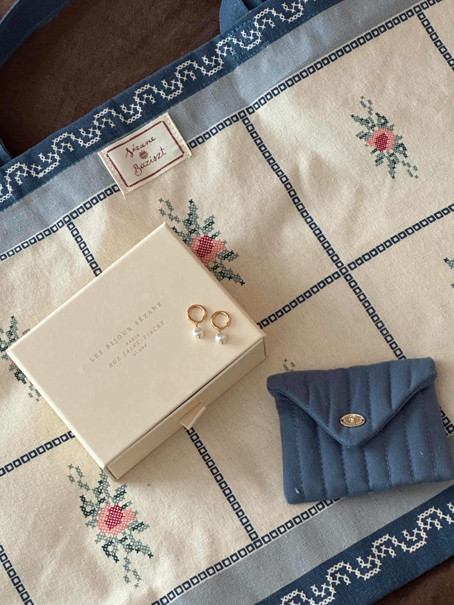 Prettiest, daintiest earrings from Sezane! 