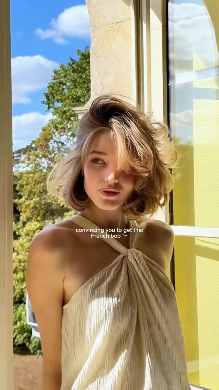 french bob in the countryside of France!! 💛 

this is the fake “blowout” I’ve been doing this whole trip because my straightener works here!! @kristinesshair @johnfriedaus 

#hair #shorthair #shorthairstyles #shorthaircut #haircut