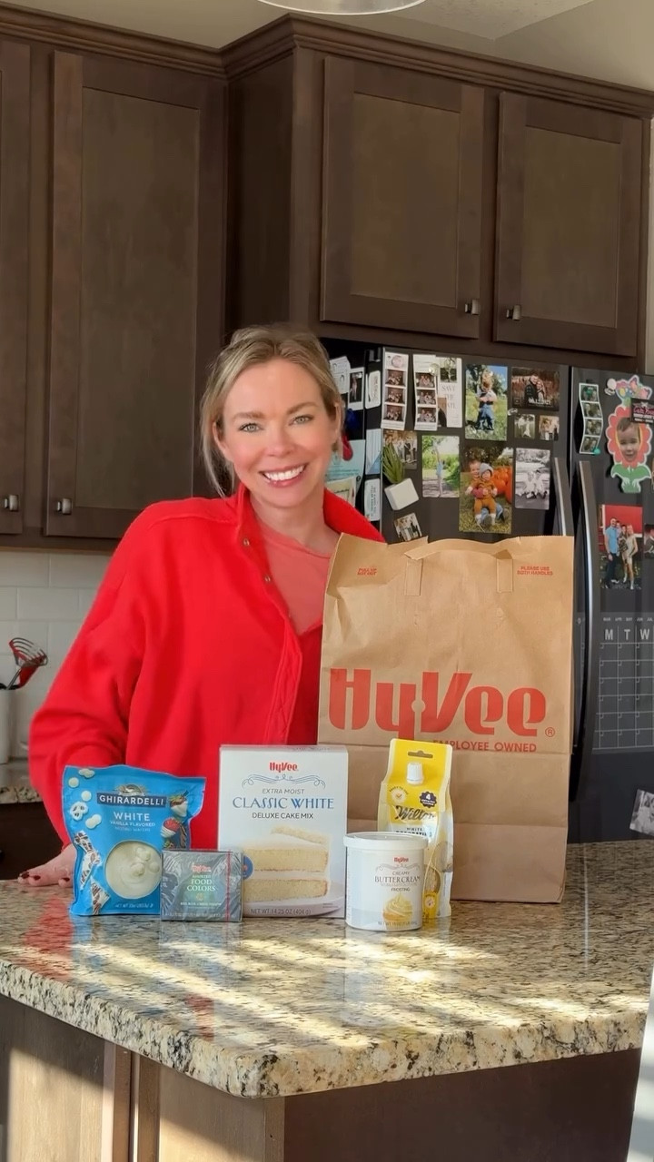 My latest “fun mom” treat: basketball cake pops. @hyvee had everything I needed to make this easy dessert for tournament time. #HyVeePartner #HyVeeTournamentTime