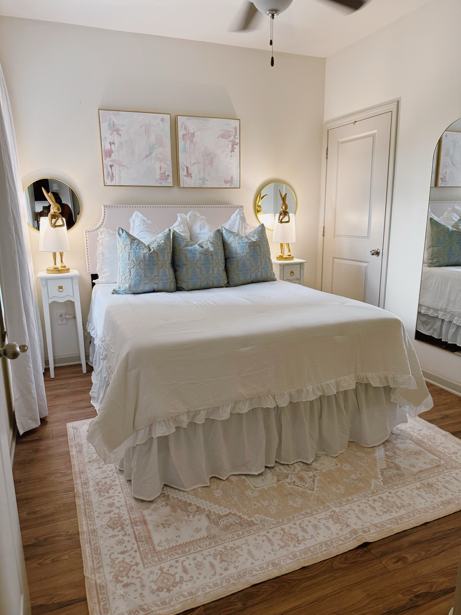 My favorite room ever!!!!!
Queen bed 
Rug 5x7 
2 back pillows are 26x26
- inserts are 28x28
3 front pillows are 24x24
- inserts are 26x26
Mirrors are 18in
