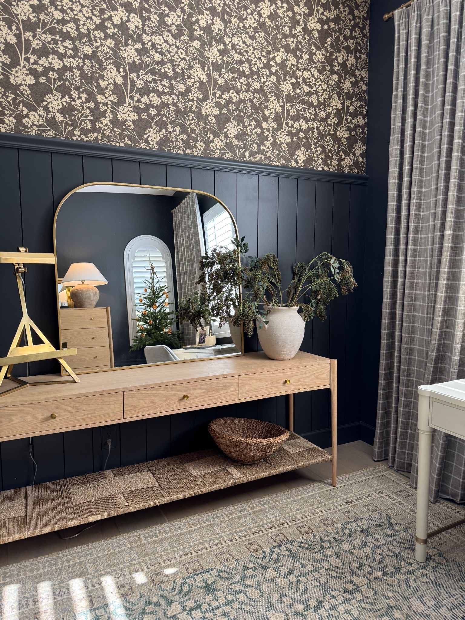 Another angle of my office. Burnett Wallpaper is from Wallblush .

Home office inspo , office decor , home decor

#LTKHome #LTKHoliday #LTKStyleTip