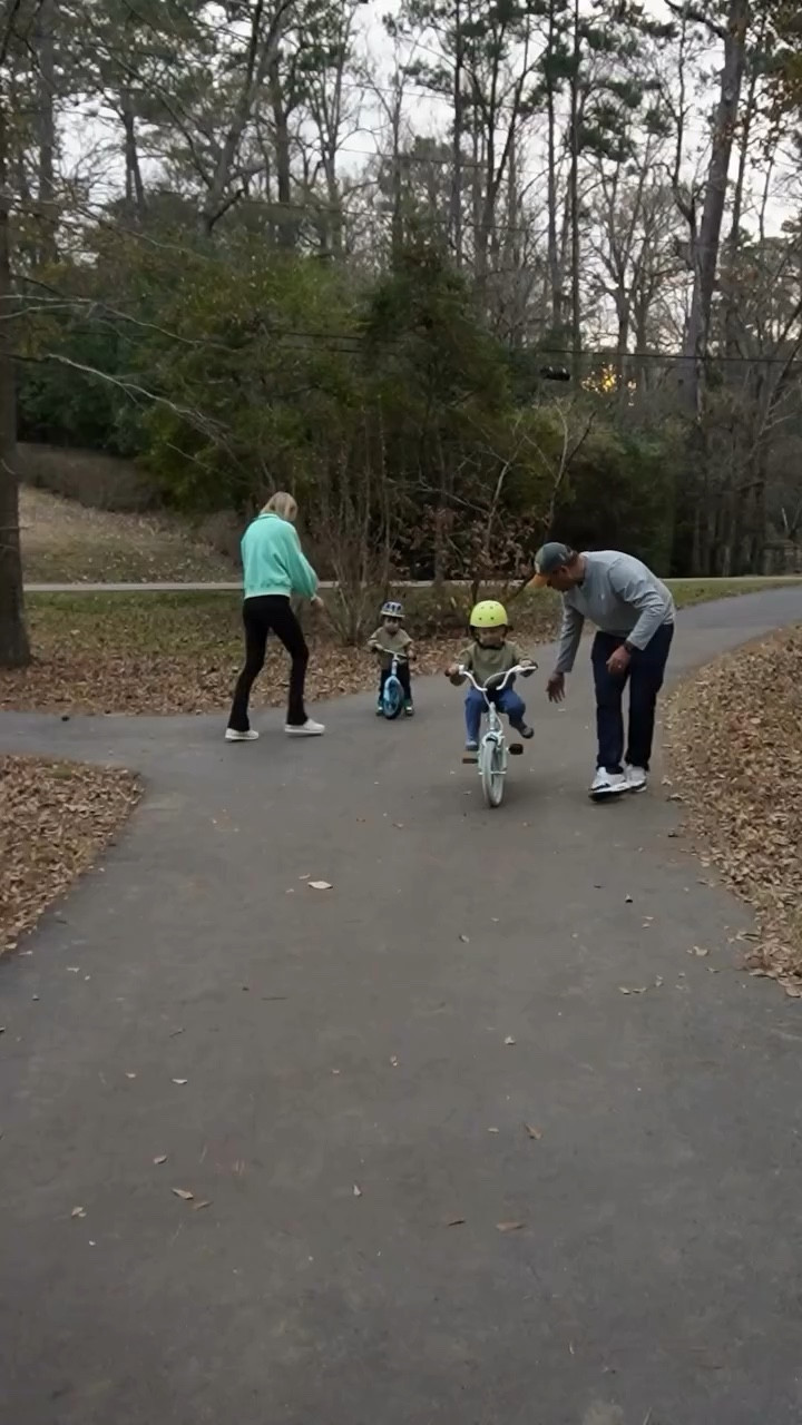 One of the proudest mom moments 😭🫶🏼 I wasn’t very helpful because all I could do was cry and make sure it was recorded for the video vault — posting incase you need a serotonin boost today 🤍