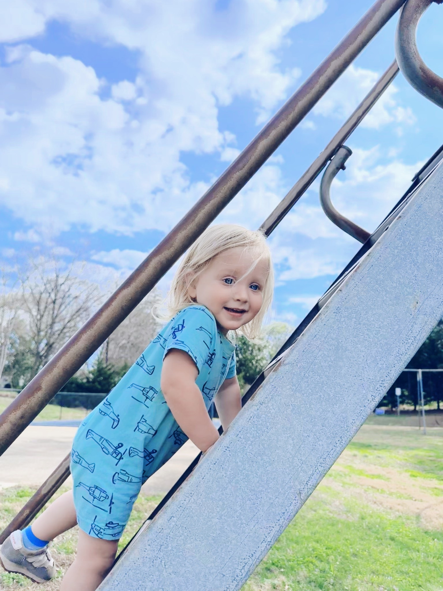 Had so much fun at the park 🛝 with friends this morning!! 🫶🏽 And then a little stop at the bakery 🧁 for some cookies 🍪 with all the boys!!! 👶🏼💙