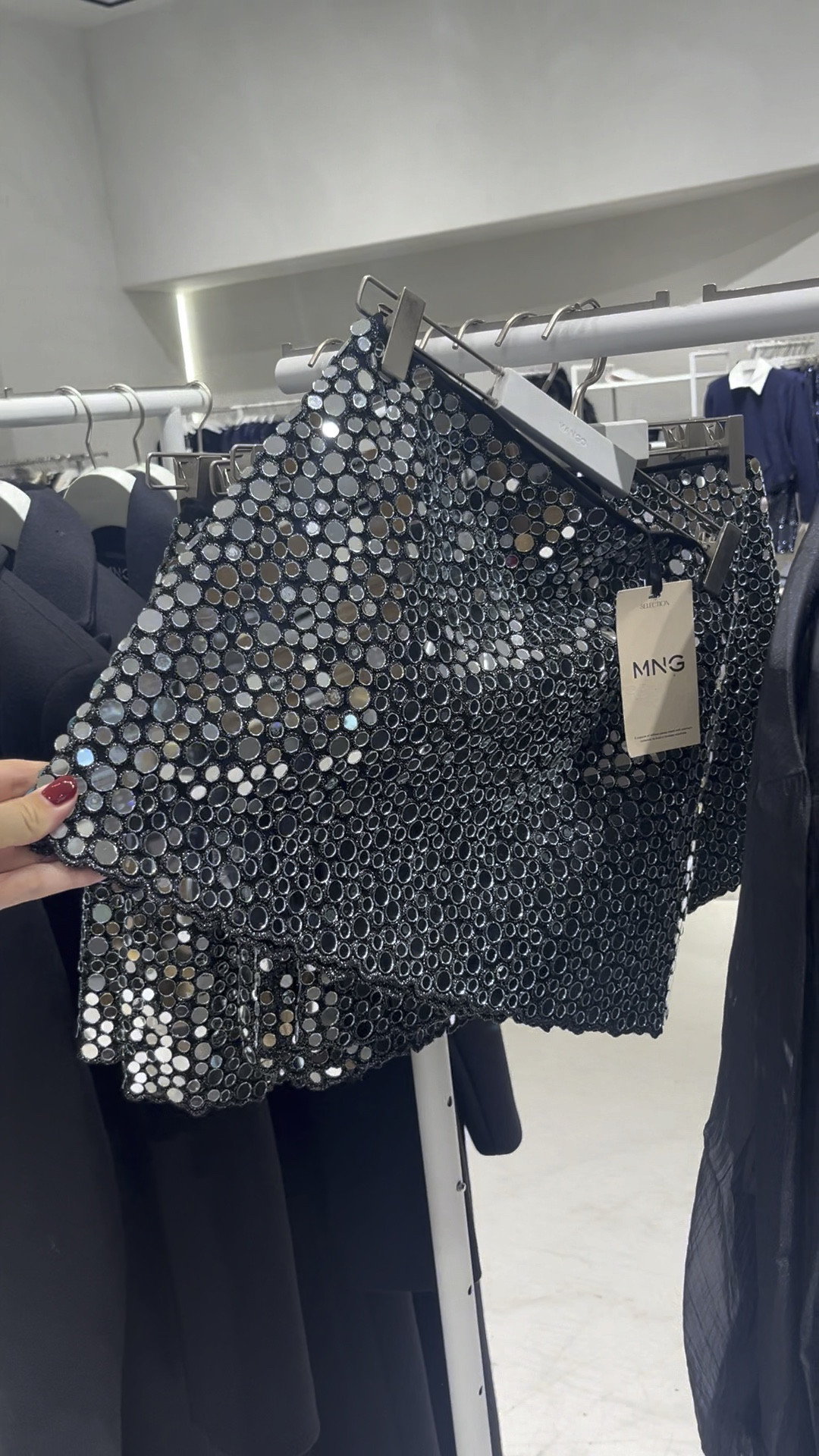 SEQUIN SKIRT🪩
Tags: mango mini mirror sparkle Christmas party skirt new year festive outfit fashion inspo ideas trending embellished premium chic classy women statement falda

#LTKpartywear